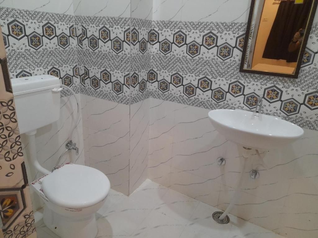 Rudraksha Guest House Deluxe AC Room 4