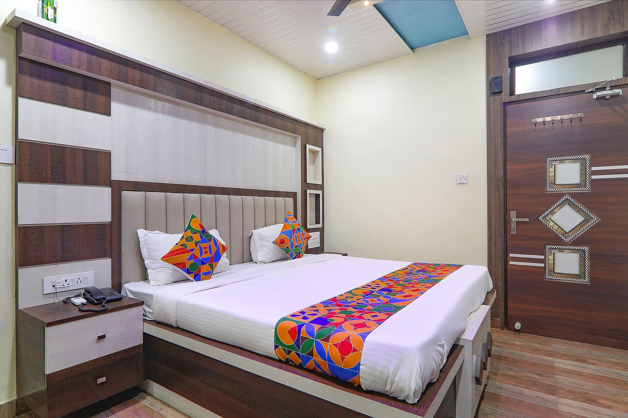 FabHotel Saumendra Deluxe Room 9