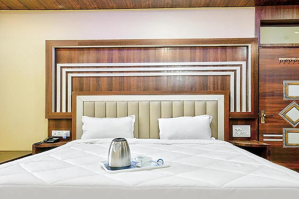 FabHotel Saumendra Deluxe Room 14