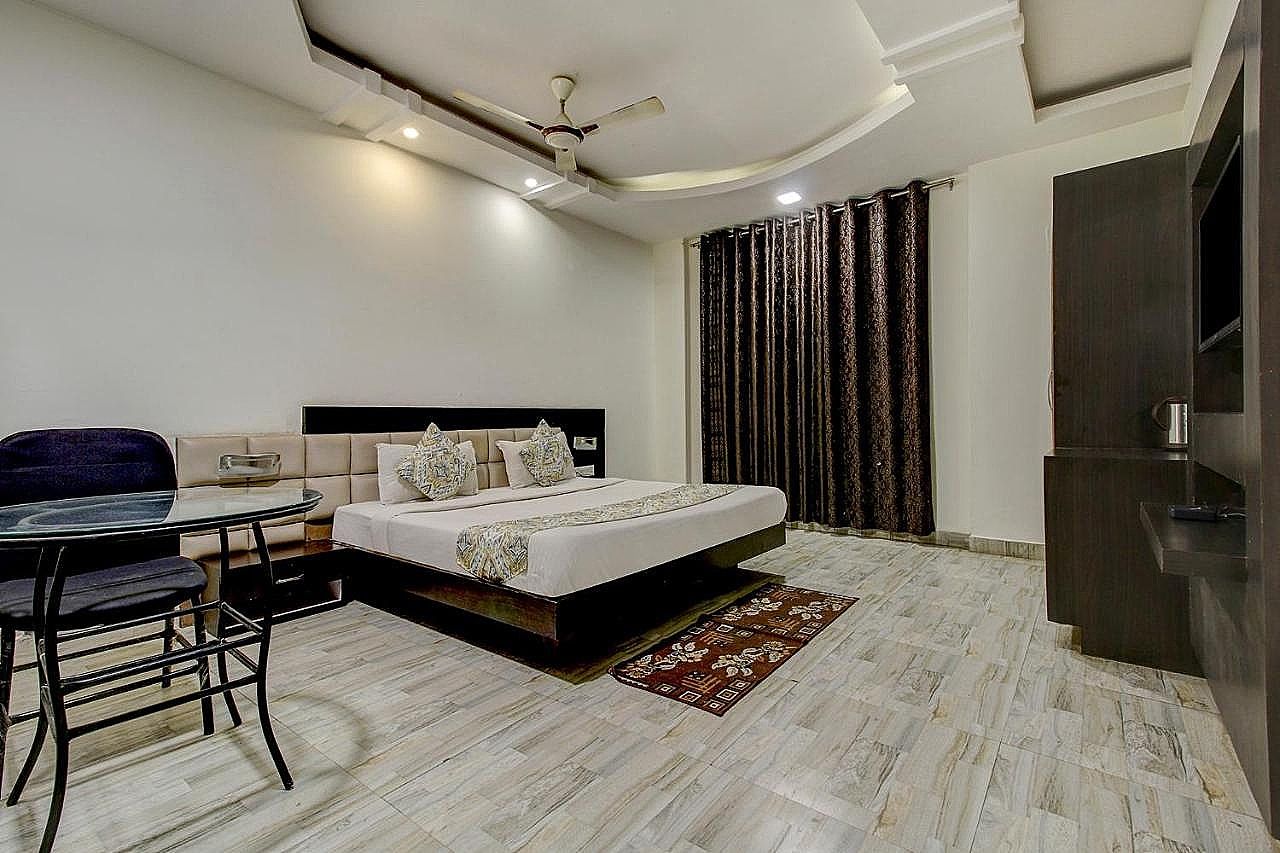 FabHotel CSFC Deluxe Room 3