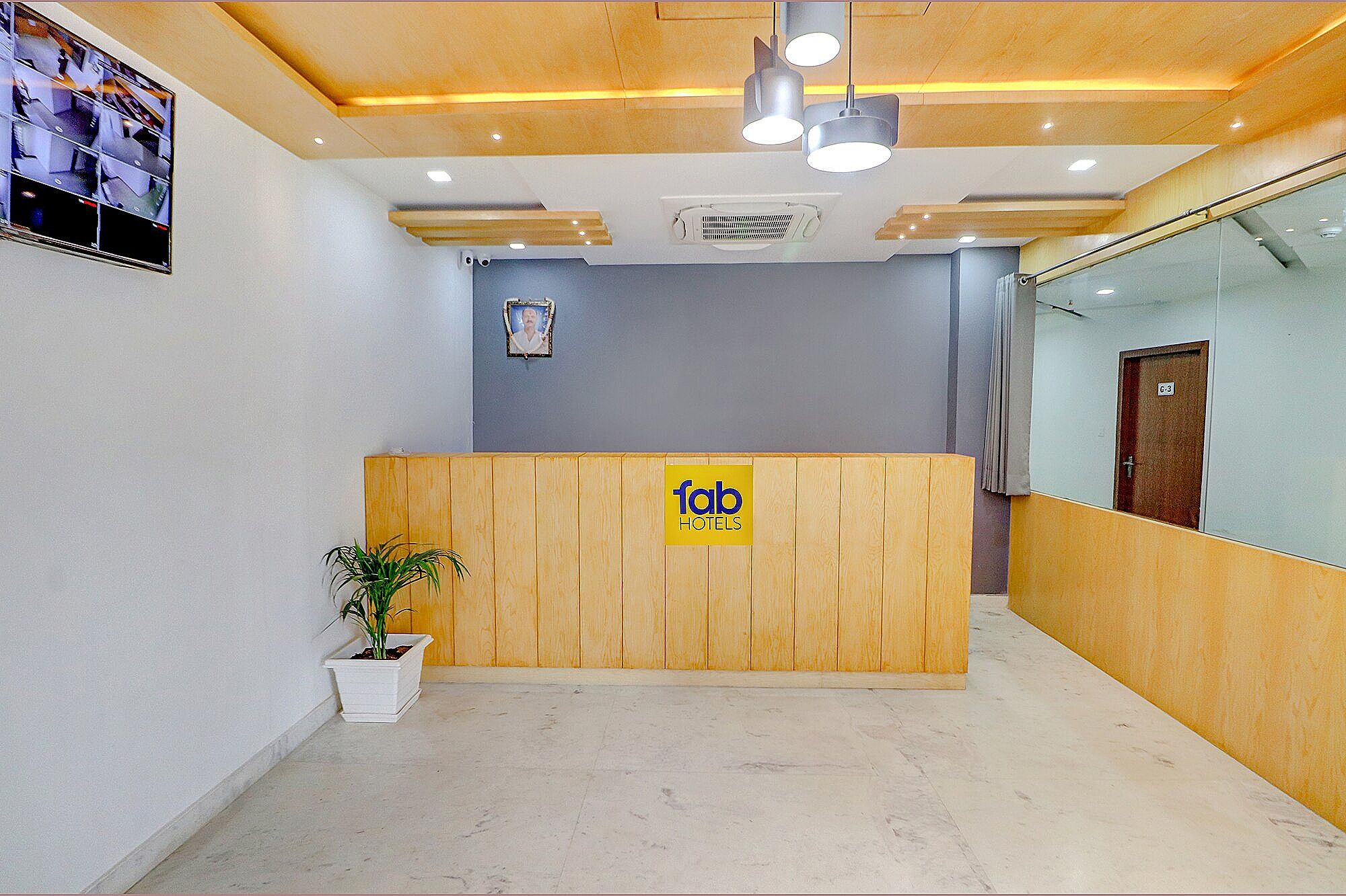 undefined FabHotel Premium Kashi 3