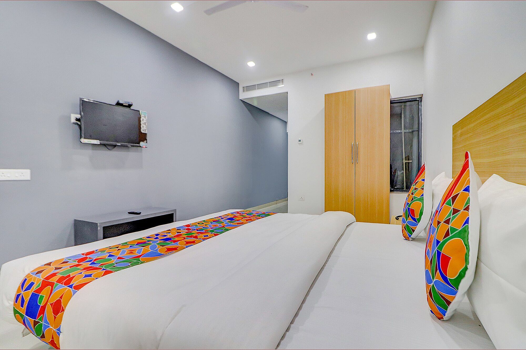  FabHotel Premium Kashi Deluxe Room 7