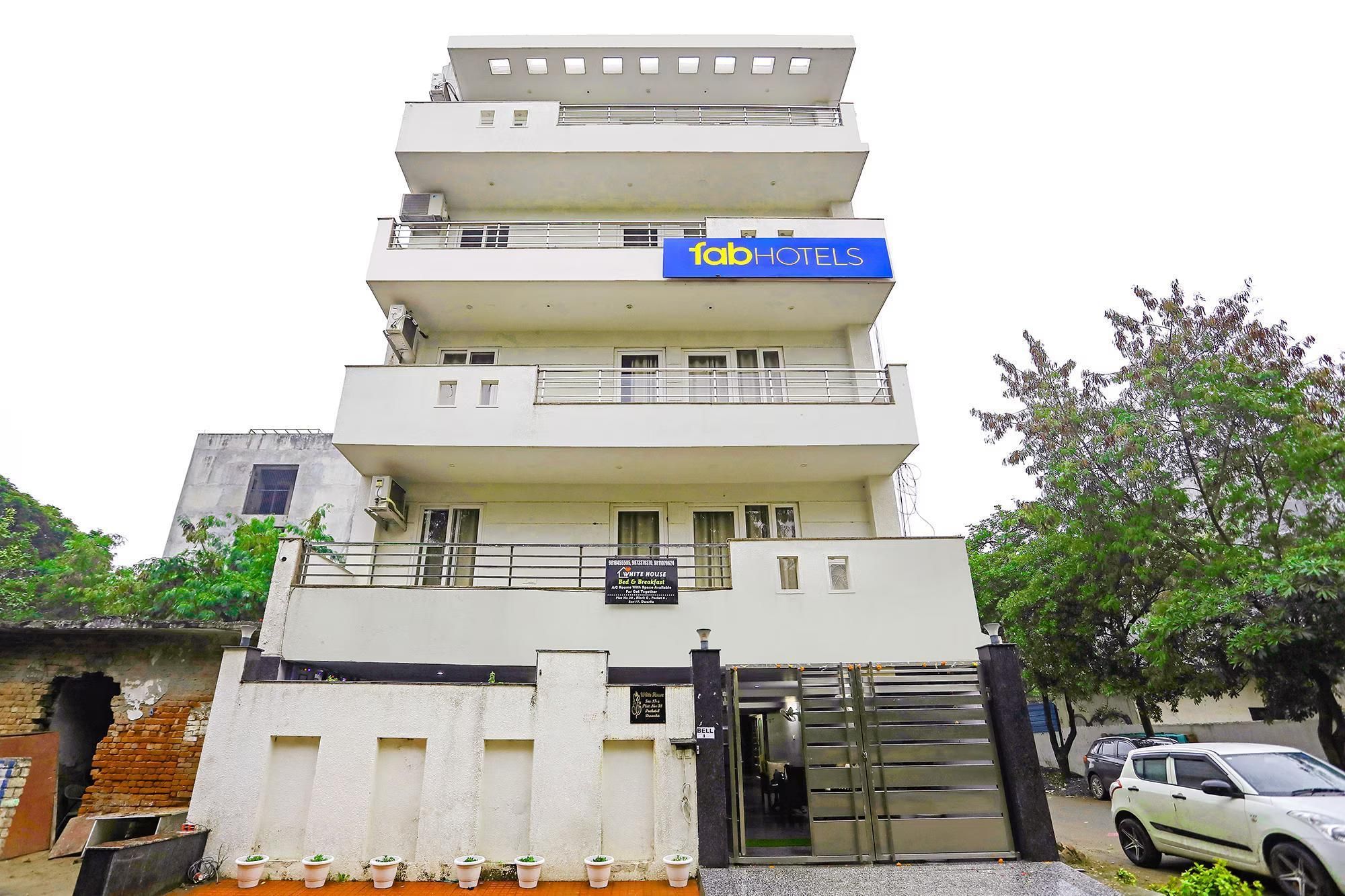FabHotel White House BNB - Nr Yashobhoomi Convention Centre