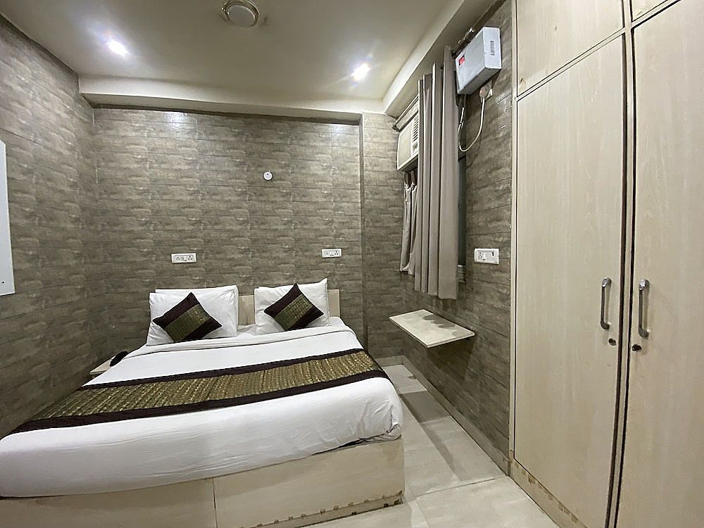 Hotel Red Chilly Deluxe Double Room 15