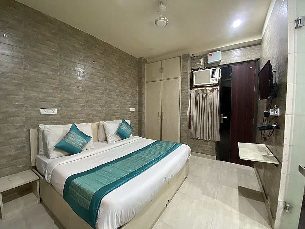 Hotel Red Chilly Deluxe Double Room 13