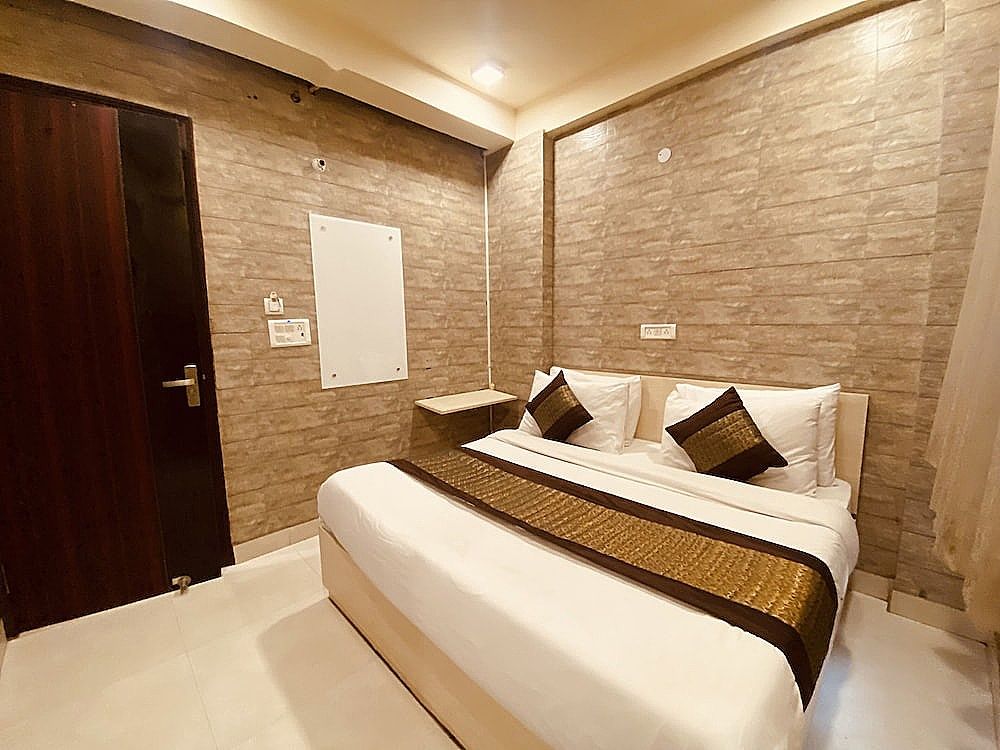 Hotel Red Chilly Deluxe Double Room 7