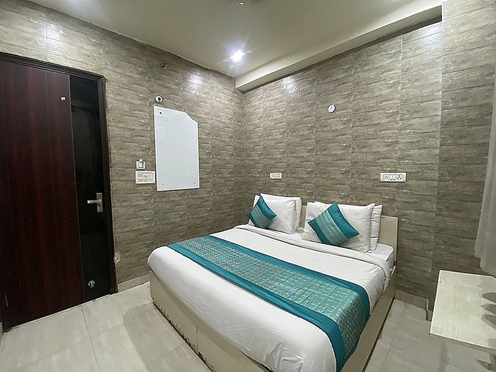 Hotel Red Chilly Deluxe Double Room 21