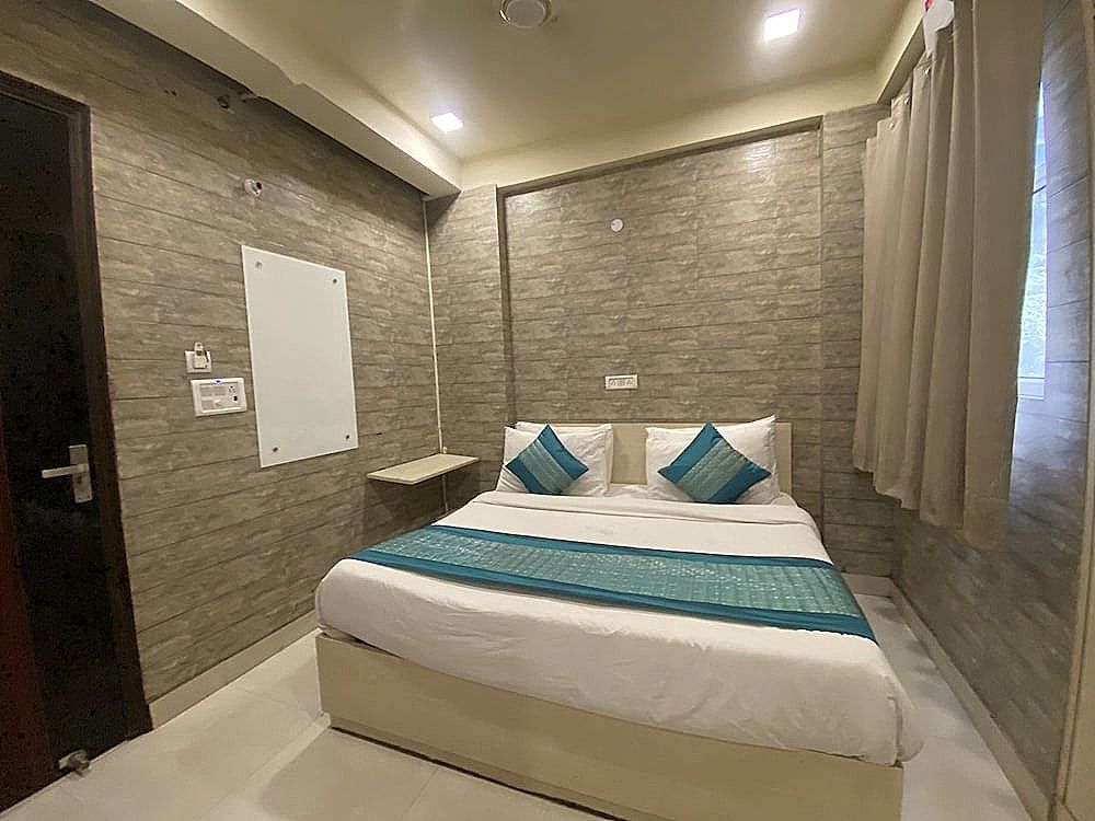 Hotel Red Chilly Deluxe Double Room 12