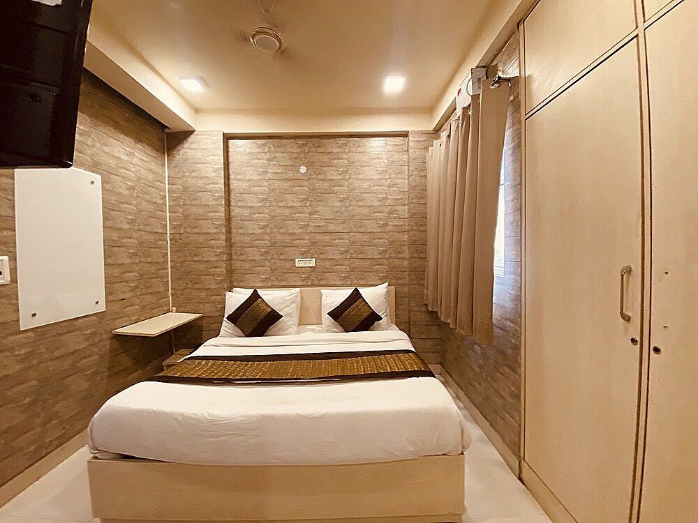 Hotel Red Chilly Deluxe Double Room 16