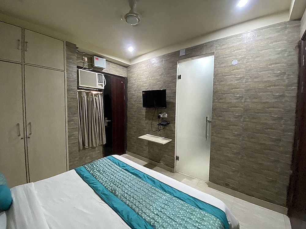 Hotel Red Chilly Deluxe Double Room 23