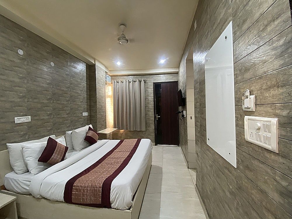 Hotel Red Chilly Deluxe Double Room 11