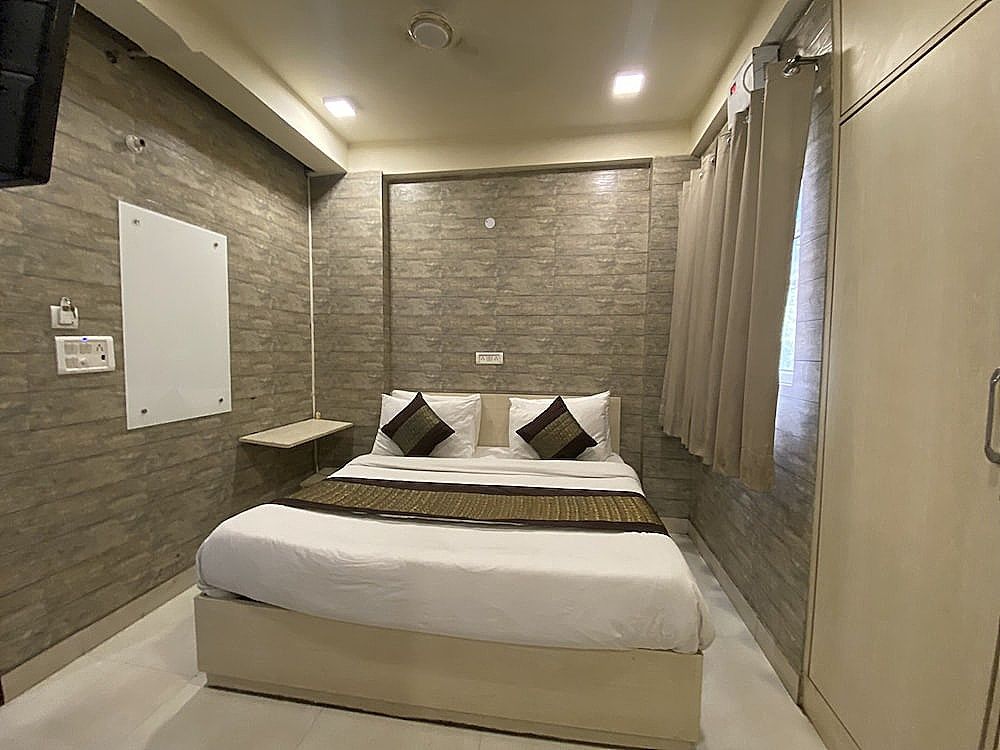 Hotel Red Chilly Deluxe Double Room 17