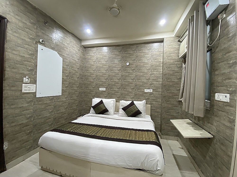 Hotel Red Chilly Deluxe Double Room 10