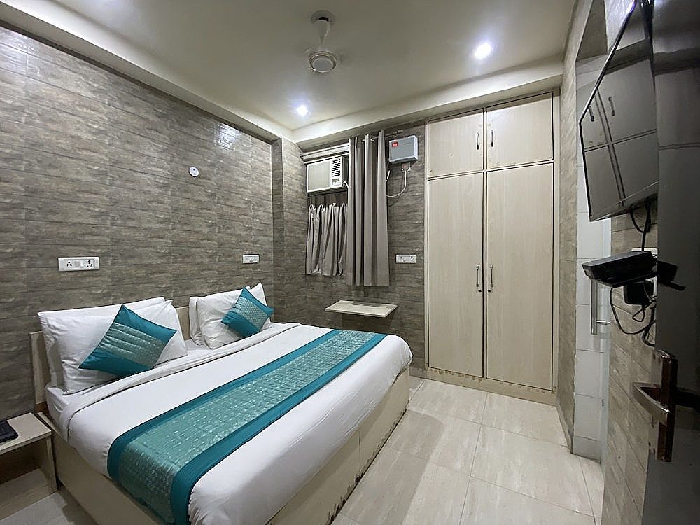 Hotel Red Chilly Deluxe Double Room 22