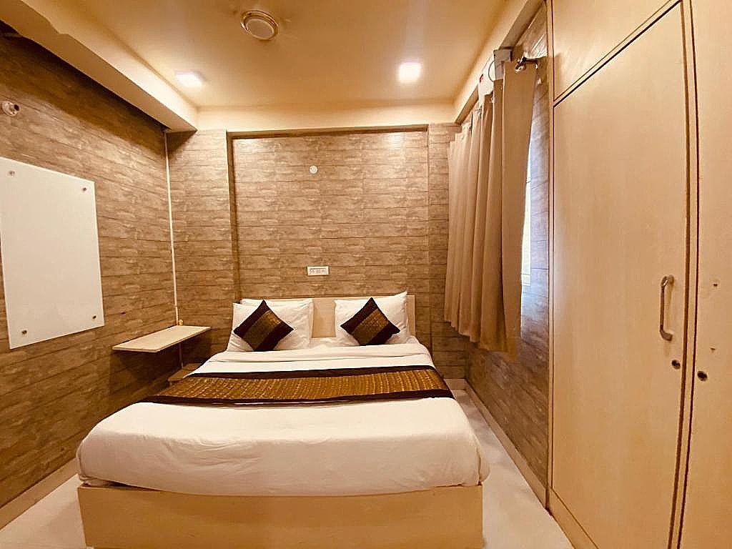 Hotel Red Chilly Deluxe Double Room 34