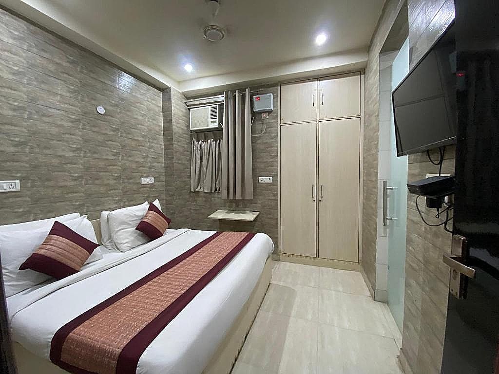 Hotel Red Chilly Deluxe Double Room 40