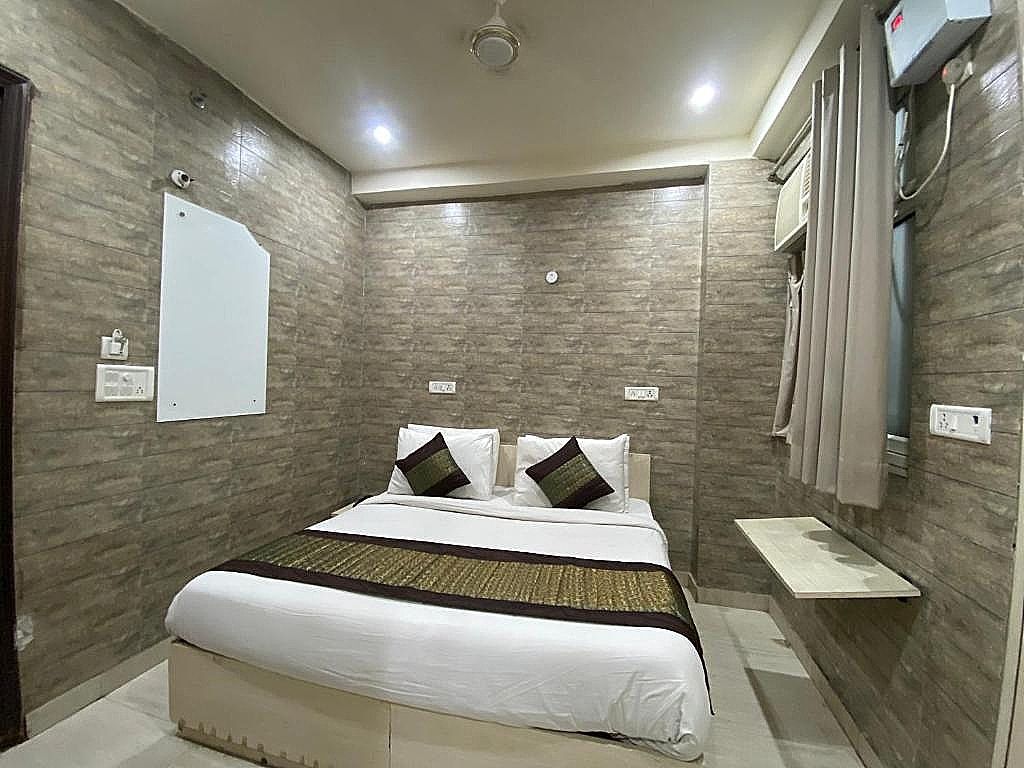 Hotel Red Chilly Deluxe Double Room 54