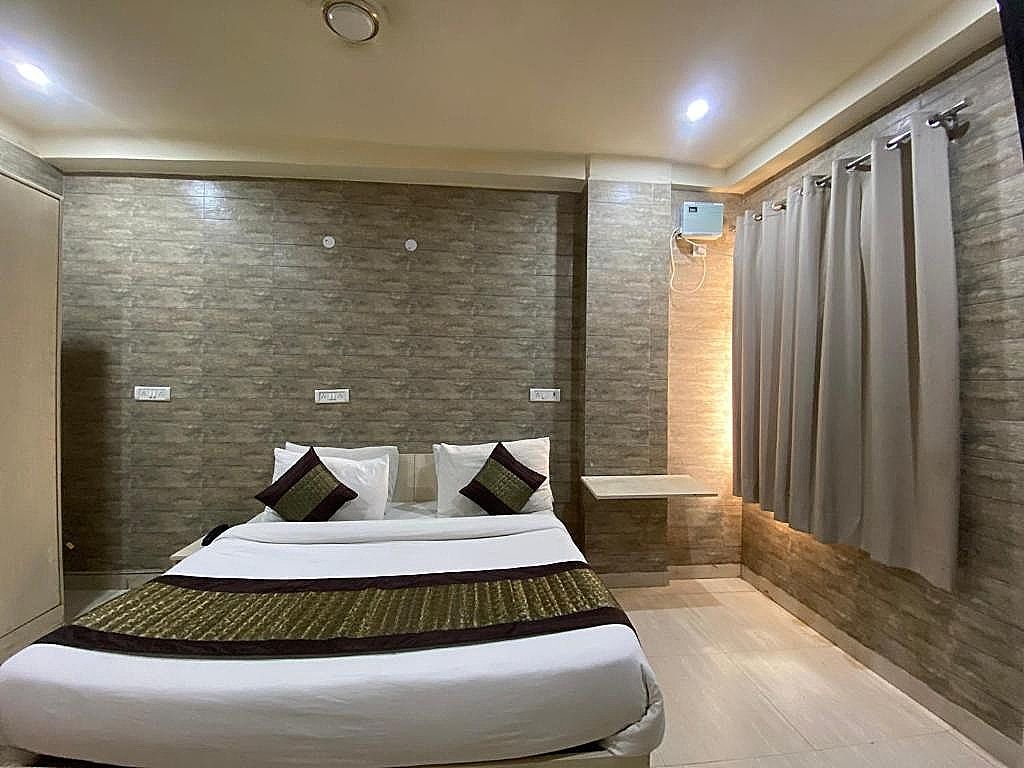 Hotel Red Chilly Deluxe Double Room 39