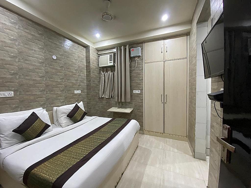 Hotel Red Chilly Deluxe Double Room 41