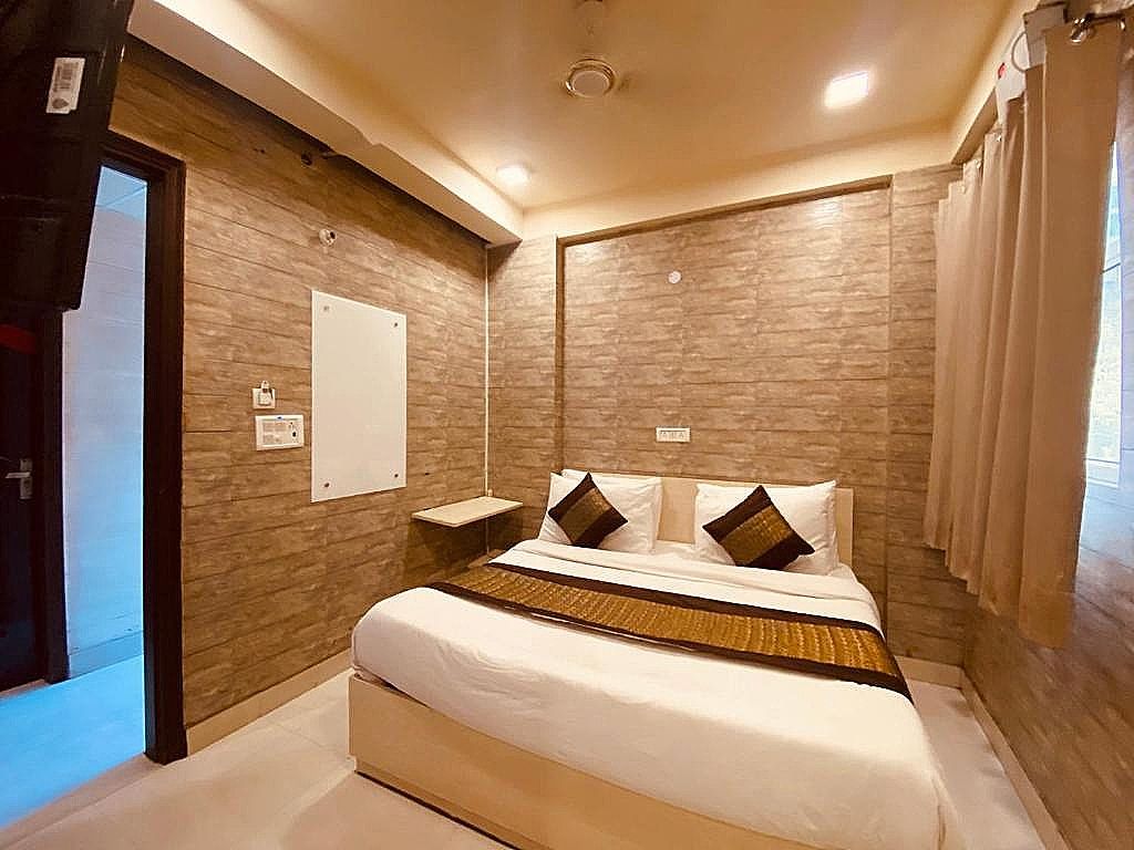 Hotel Red Chilly Deluxe Double Room 44