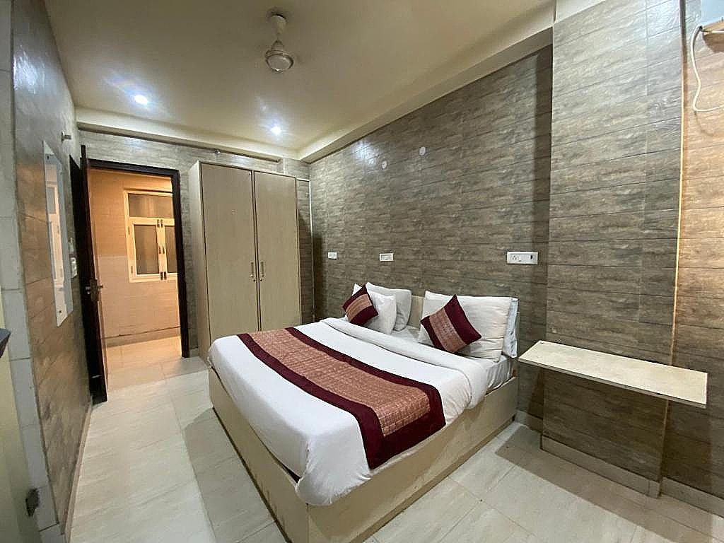 Hotel Red Chilly Deluxe Double Room 35