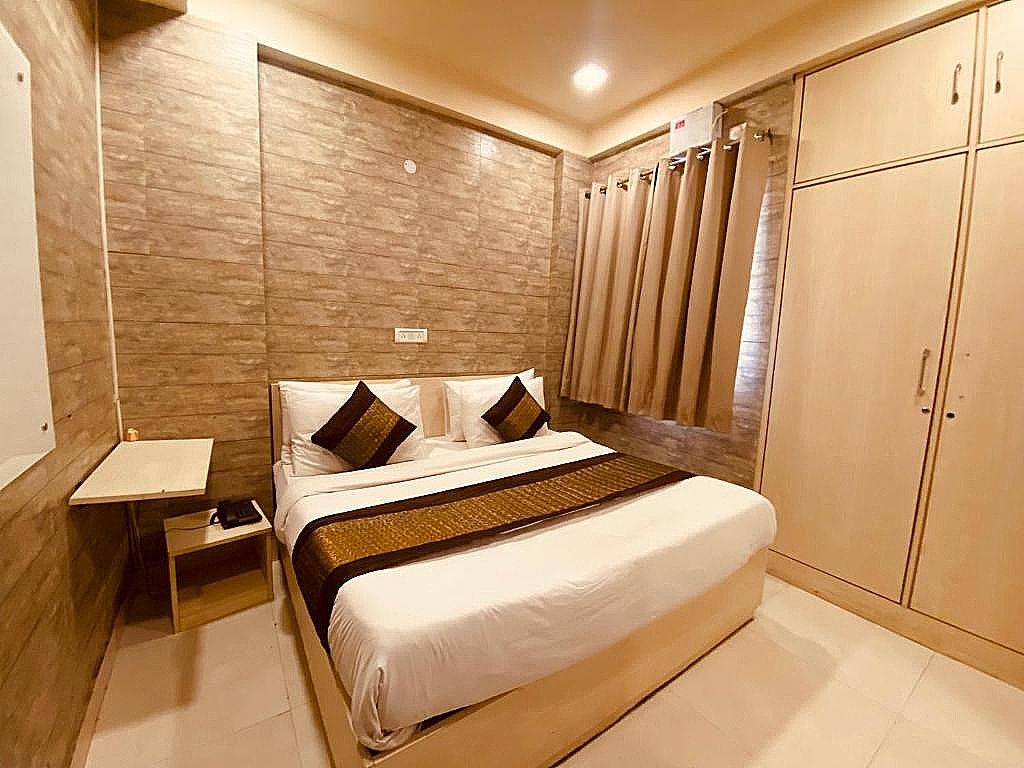 Hotel Red Chilly Deluxe Double Room 31