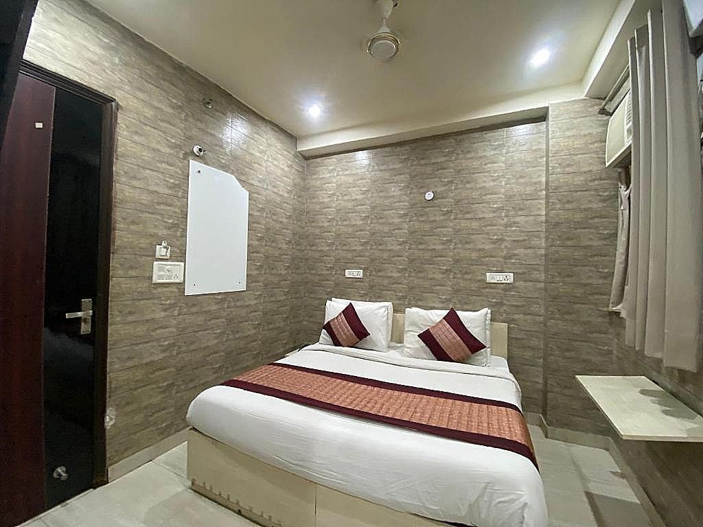 Hotel Red Chilly Deluxe Double Room 48