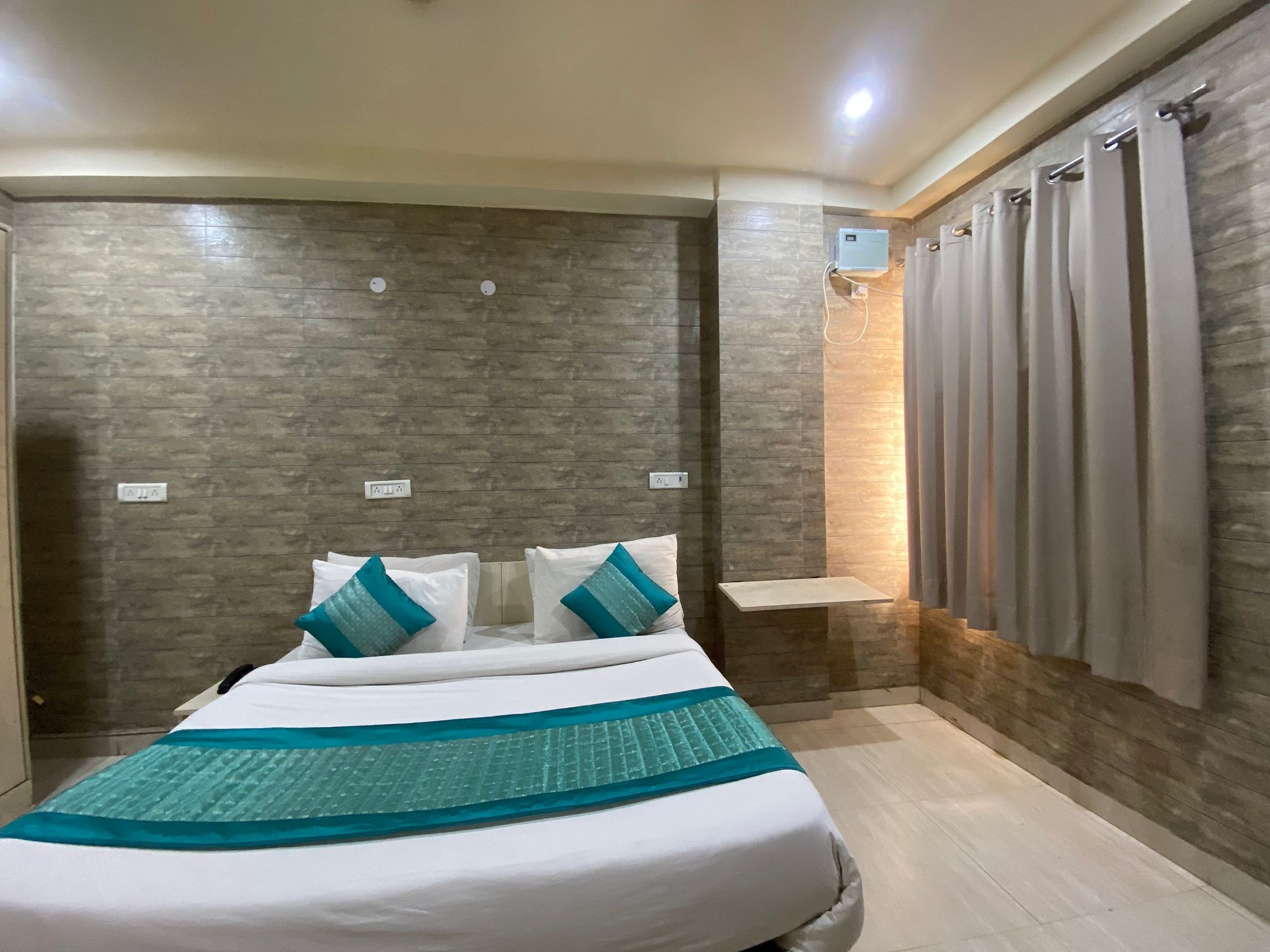 Hotel Red Chilly Deluxe Double Room 5