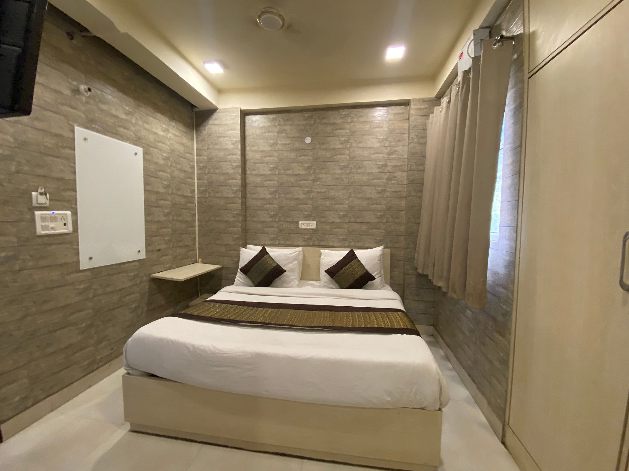 Hotel Red Chilly Deluxe Double Room 52