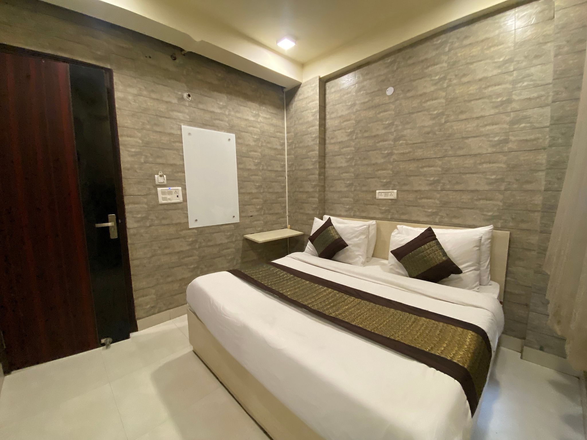 Hotel Red Chilly Deluxe Double Room 36