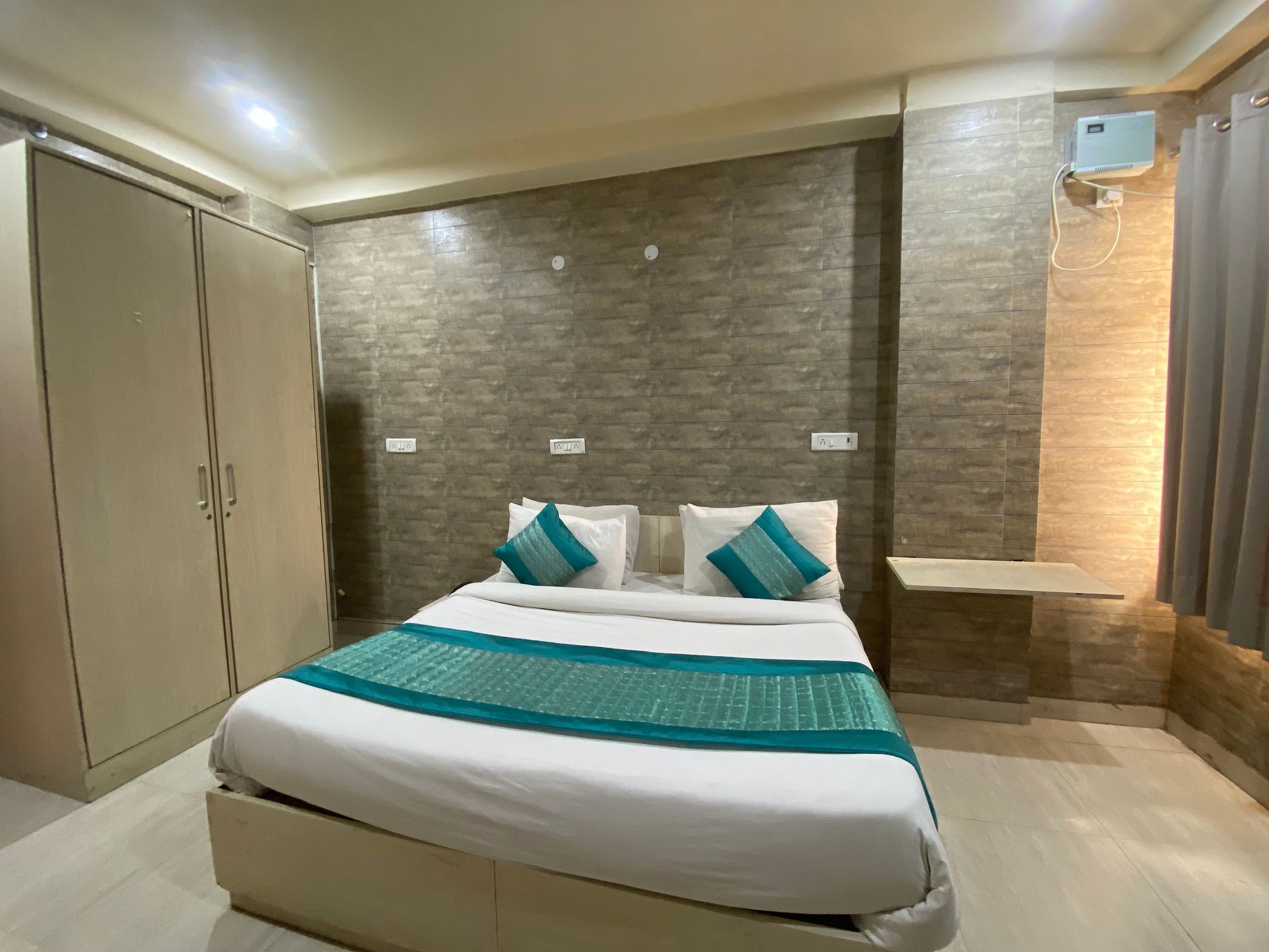 Hotel Red Chilly Deluxe Double Room 51