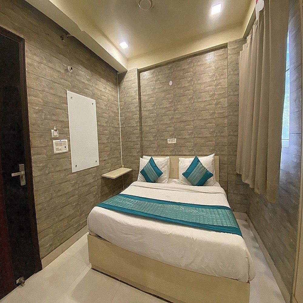 Hotel Red Chilly Deluxe Double Room 30