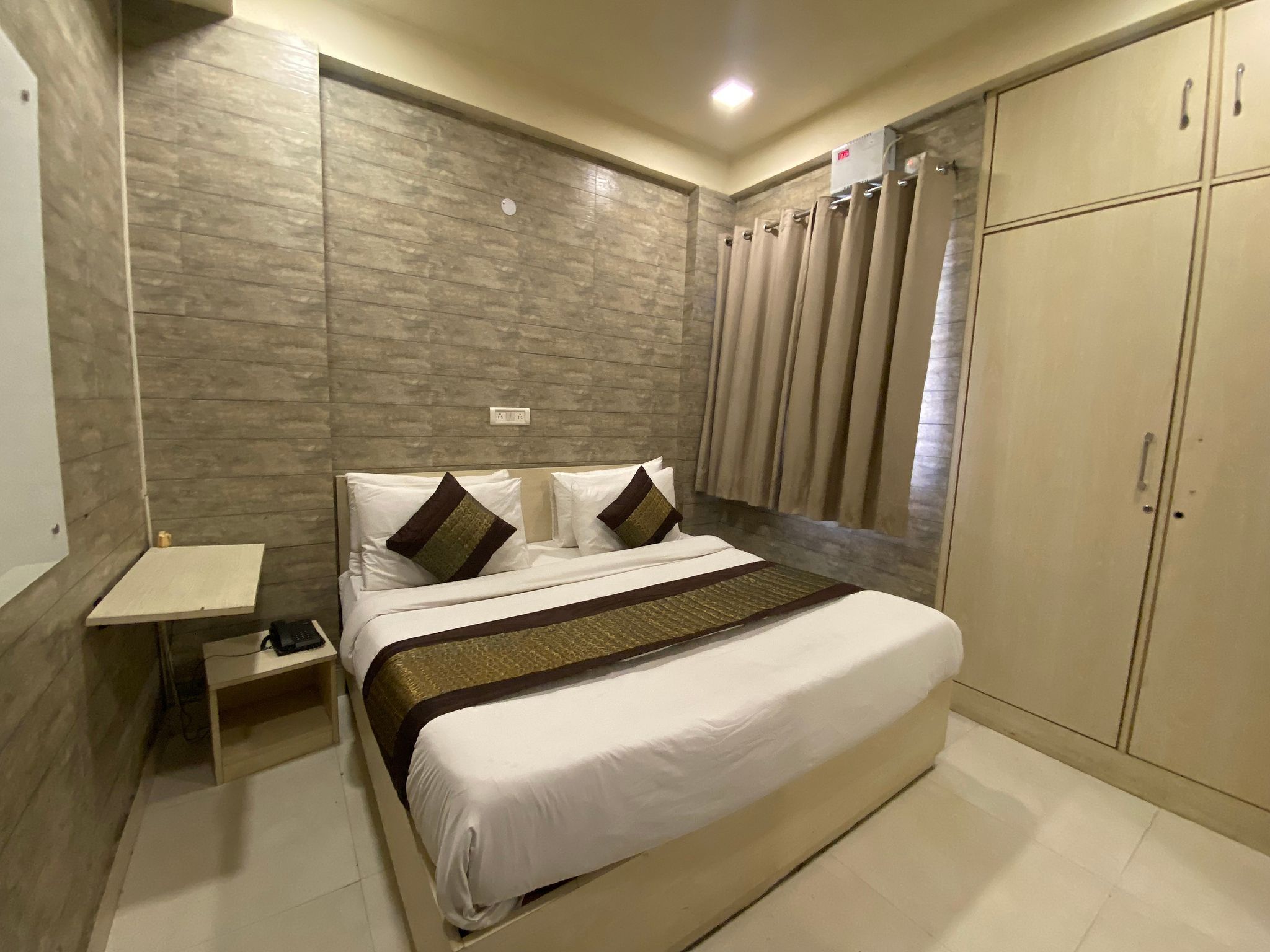 Hotel Red Chilly Deluxe Double Room 49