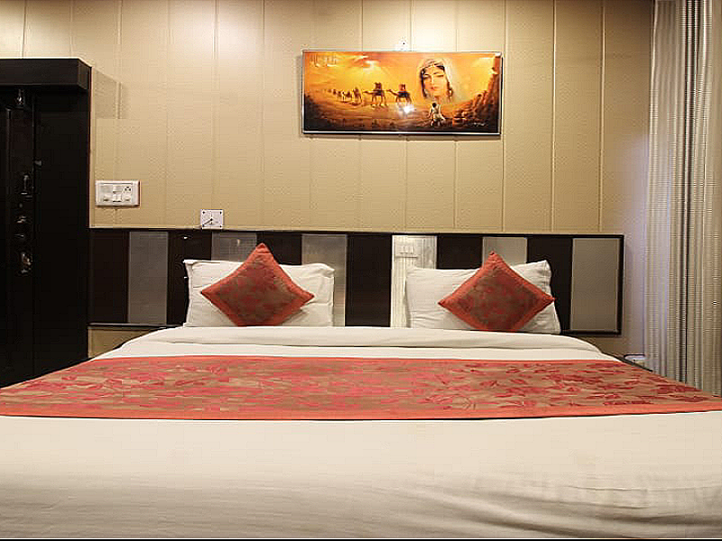 Staygo Near Railway station Deluxe Double Bed 2