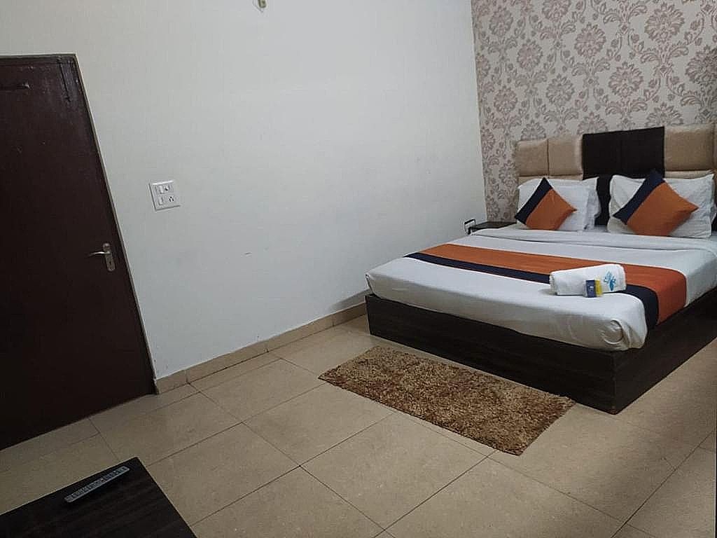 Staygo Near Railway station Double Bed Non AC 2