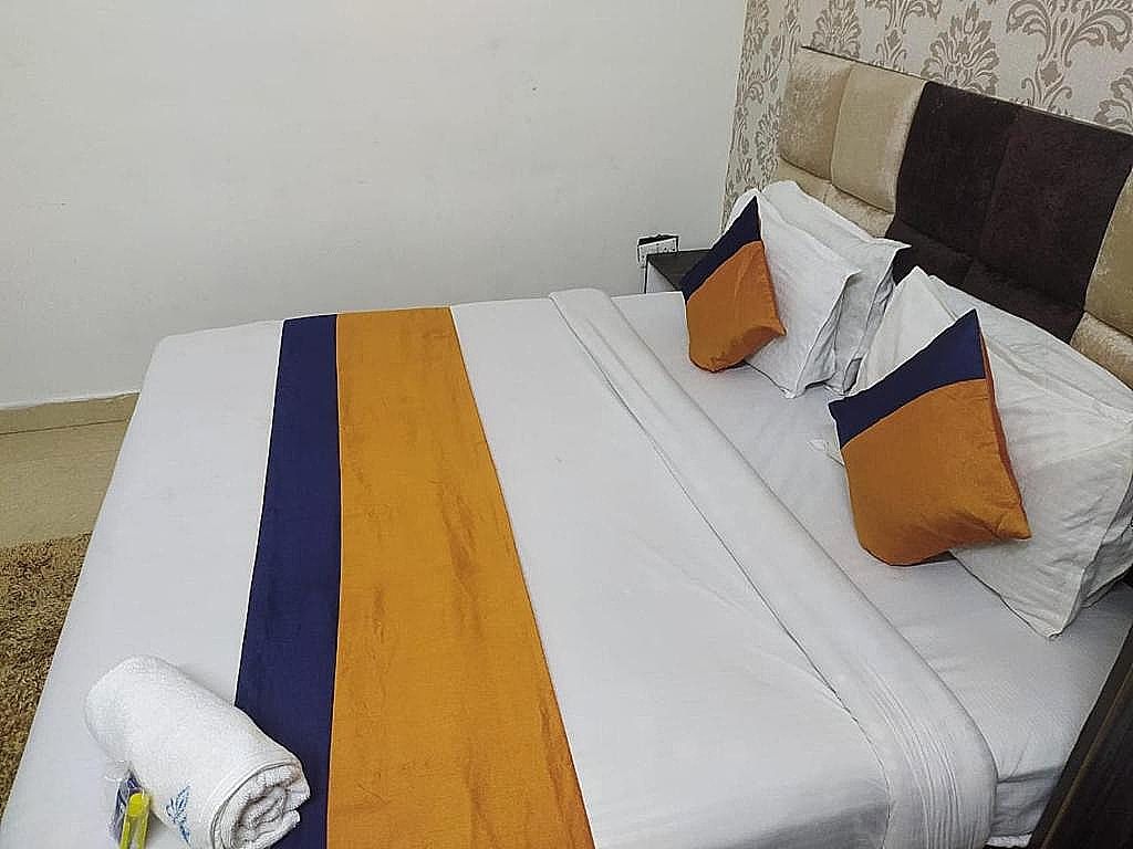 Staygo Near Railway station Double Bed Non AC 12