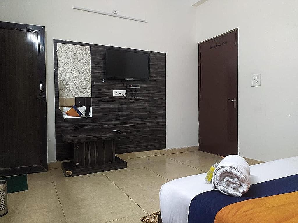 Staygo Near Railway station Double Bed Non AC 15