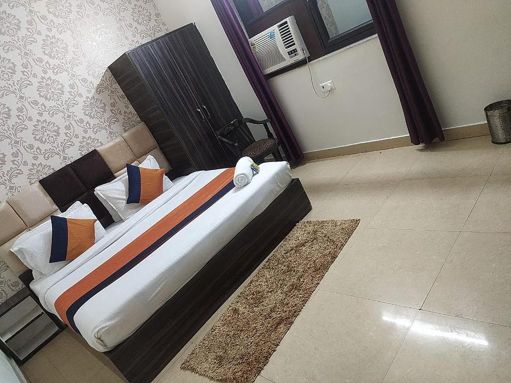 Staygo Near Railway station Double Bed Non AC 8