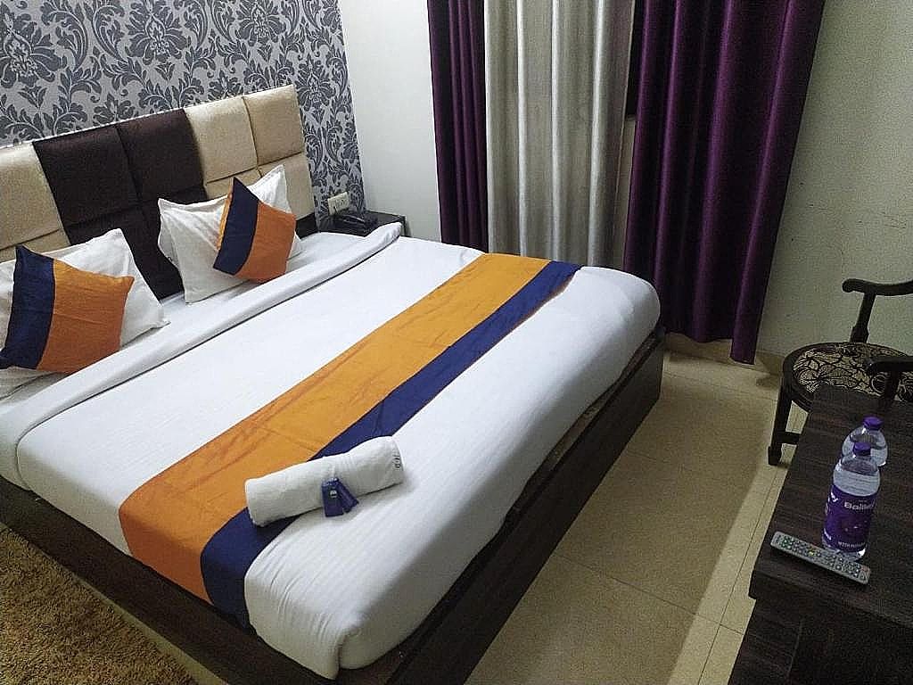Staygo Near Railway station Double Bed Non AC 9