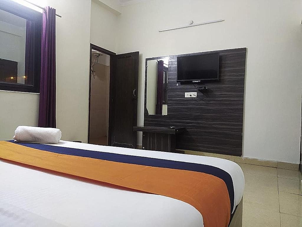 Staygo Near Railway station Double Bed Non AC 4