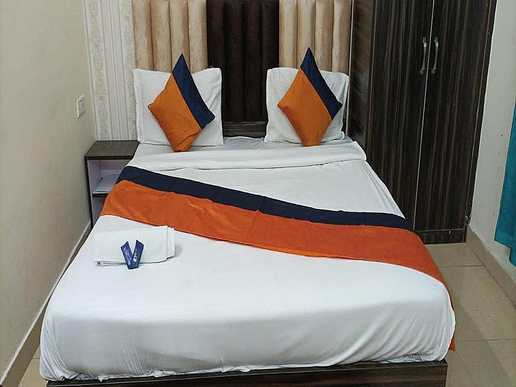 Staygo Near Railway station Double Bed Non AC 6