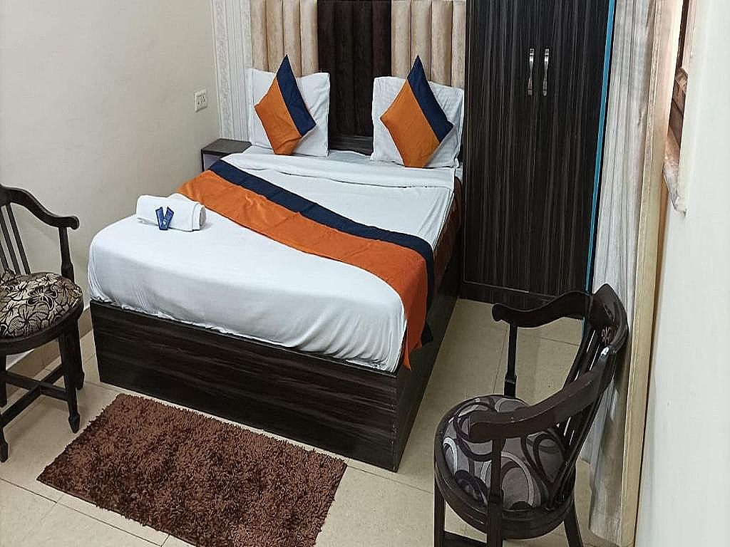 Staygo Near Railway station Double Bed Non AC 16