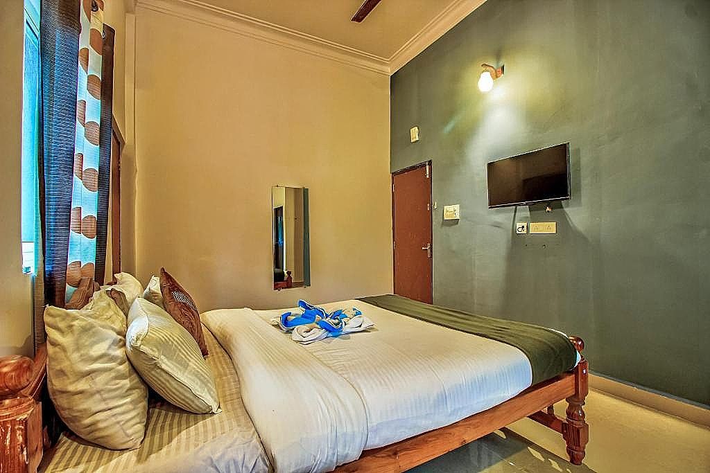 Candolim Glitter Sand Quadruple Room with Balcony