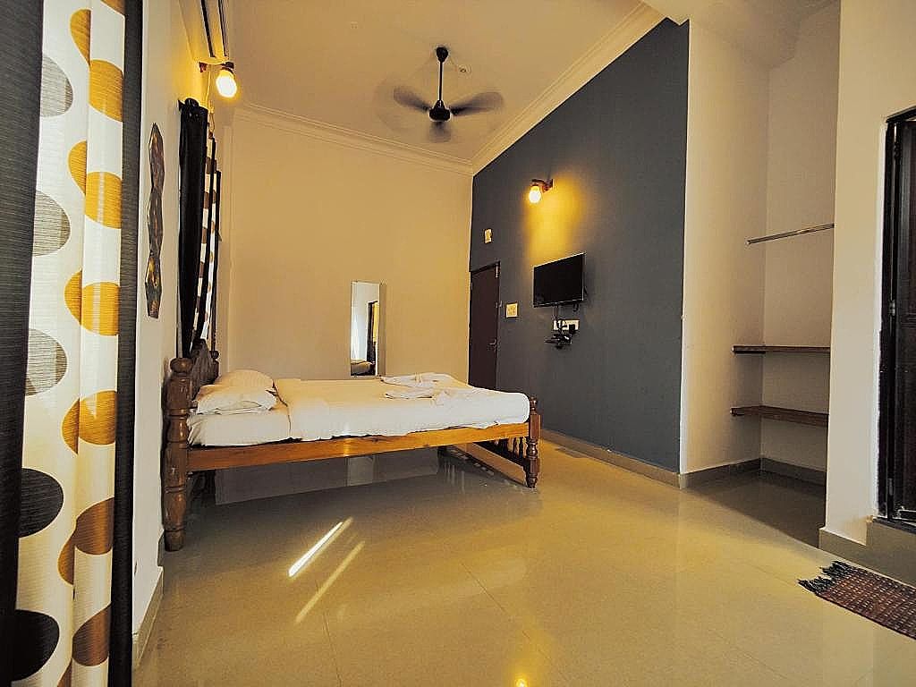 Candolim Glitter Sand Quadruple Room with Balcony 4