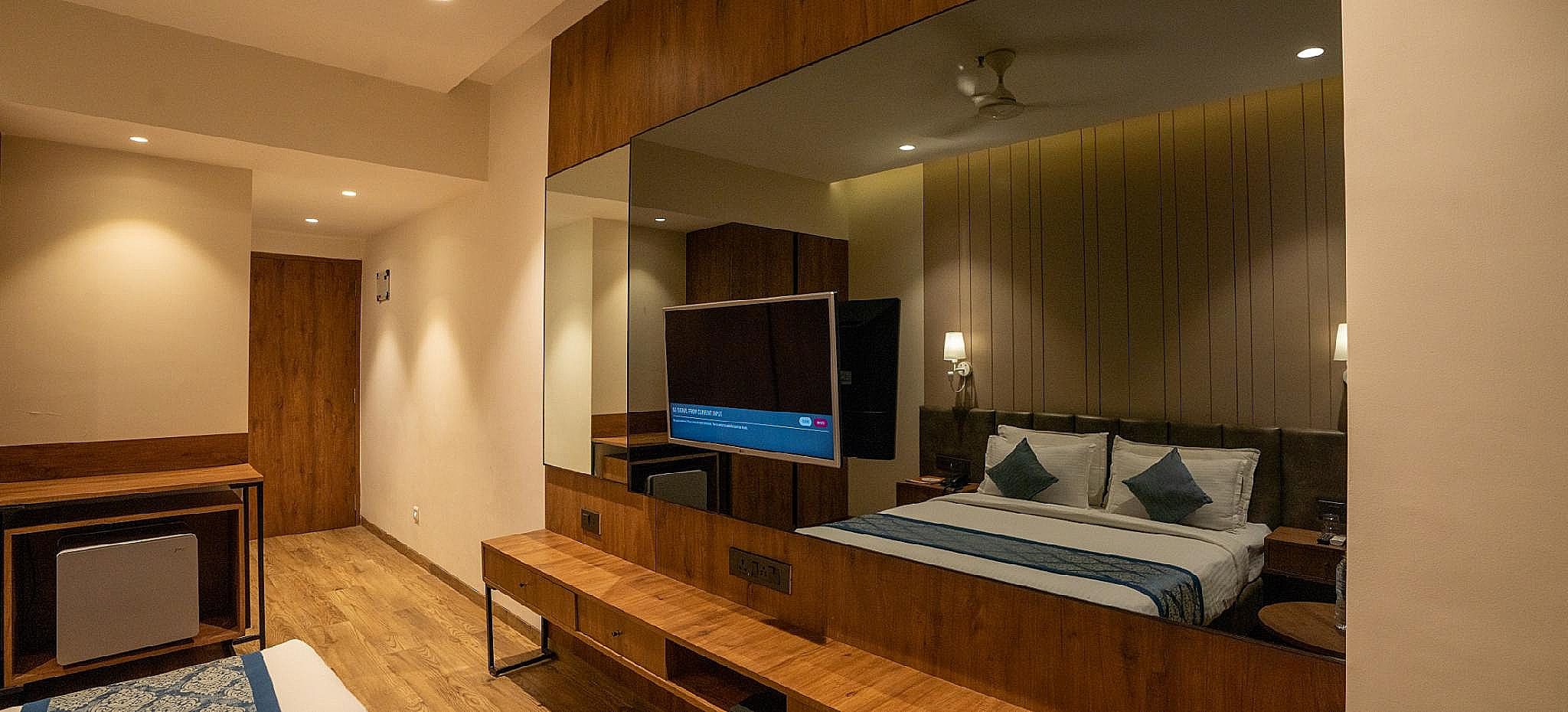 Pinnacle Grand Hotel Executive Room  ( Locals and Unmarried couples are not allowed) 7