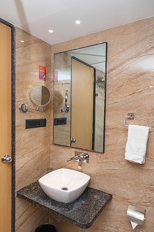 Pinnacle Grand Hotel Executive Room  ( Locals and Unmarried couples are not allowed) 4