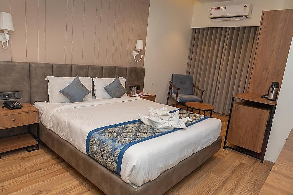 Pinnacle Grand Hotel Executive Room  ( Locals and Unmarried couples are not allowed)