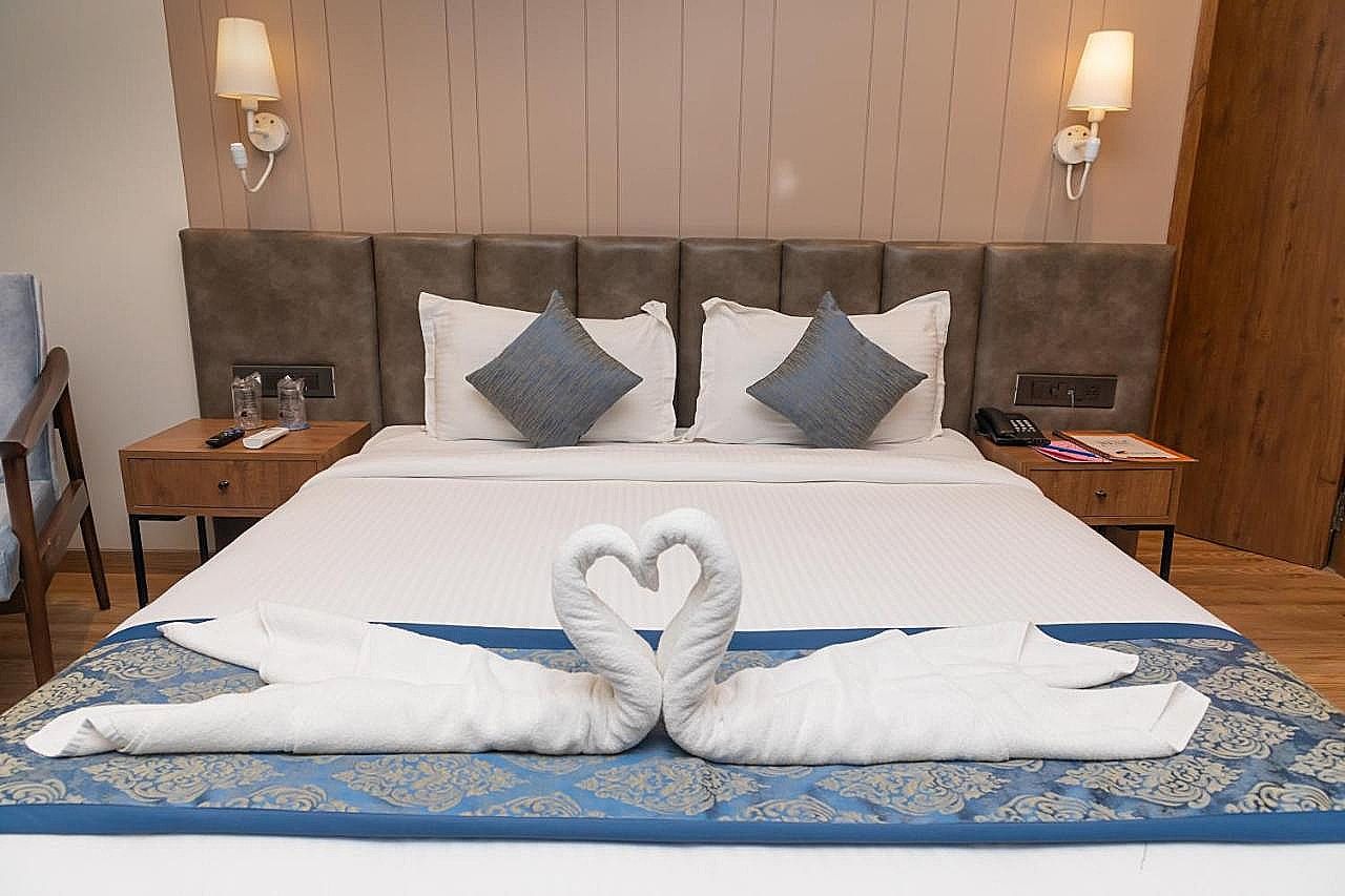 Pinnacle Grand Hotel Executive Room  ( Locals and Unmarried couples are not allowed) 2