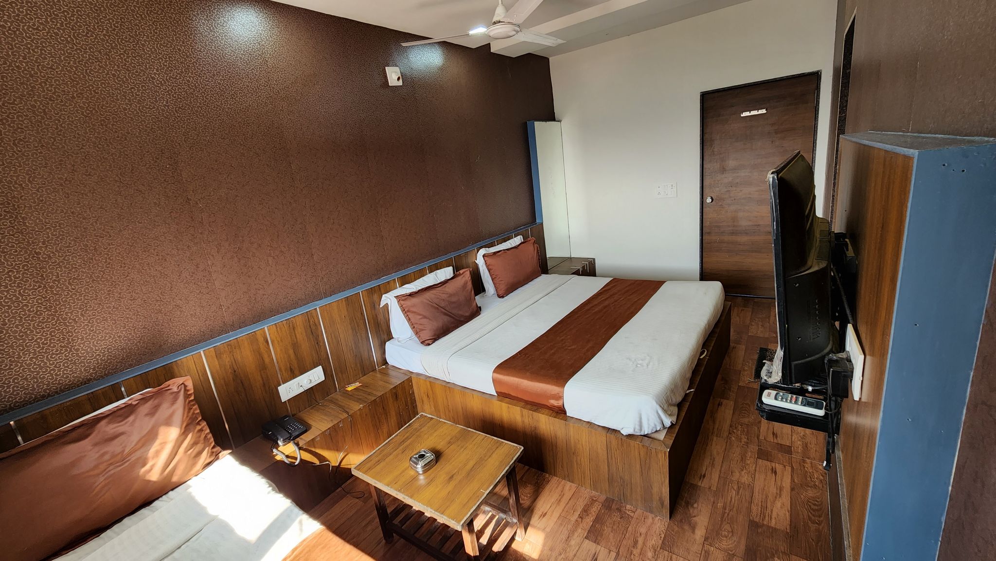  PREMIUM TRIPLE BED SPLIT AC ROOM