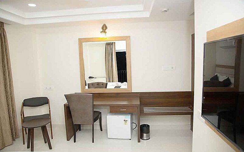 M Square Hotel Deluxe Double Room 4